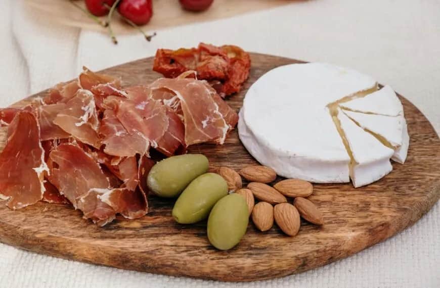 Czy pies może jeść Camembert? Ryzyko i bezpieczne alternatywy